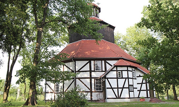  XVII-wieczny szachulcowy kościół pw. Świętej Rodziny, zbudowany na planie ośmioboku