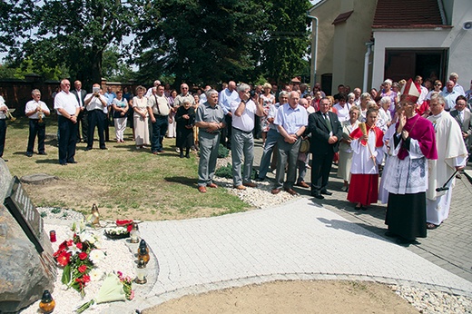 Powyżej: Pomnik jest dedykowany ofiarom z Puźnik i całych Kresów Wschodnich