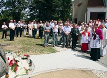 Powyżej: Pomnik jest dedykowany ofiarom z Puźnik i całych Kresów Wschodnich