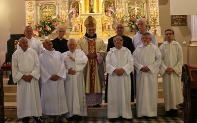 Bp Tadeusz Kusy z kolegami-ministrantami w kościele św. Elżbiety w Cieszynie