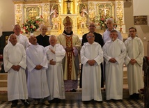 Bp Tadeusz Kusy z kolegami-ministrantami w kościele św. Elżbiety w Cieszynie