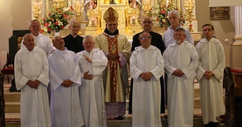 Bp Tadeusz Kusy z kolegami-ministrantami w kościele św. Elżbiety w Cieszynie