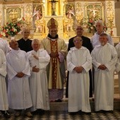 Bp Tadeusz Kusy z kolegami-ministrantami w kościele św. Elżbiety w Cieszynie