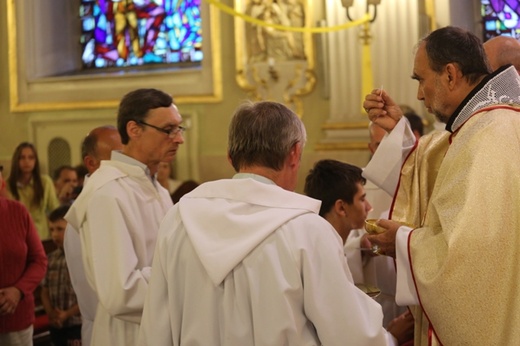 Bp Tadeusz Kusy z ministrantami-seniorami