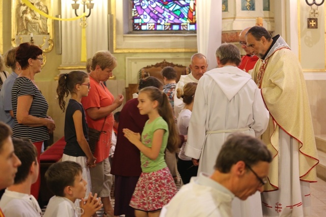 Bp Tadeusz Kusy z ministrantami-seniorami