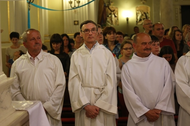 Bp Tadeusz Kusy z ministrantami-seniorami