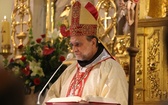 Bp Tadeusz Kusy z ministrantami-seniorami