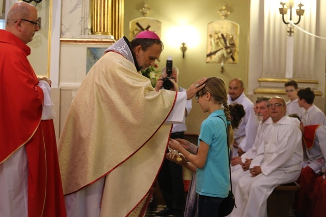 Bp Tadeusz Kusy z ministrantami-seniorami