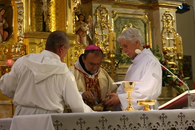 Bp Tadeusz Kusy z ministrantami-seniorami