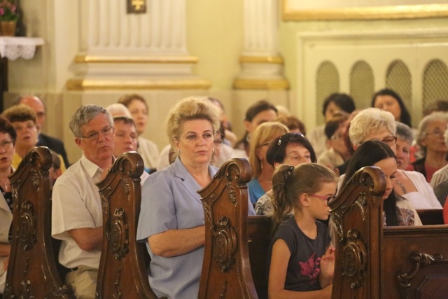 Bp Tadeusz Kusy z ministrantami-seniorami