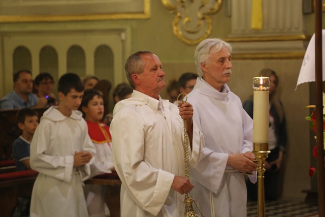 Bp Tadeusz Kusy z ministrantami-seniorami