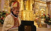 Bp Tadeusz Kusy z ministrantami-seniorami