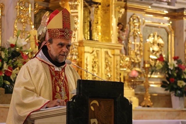 Bp Tadeusz Kusy z ministrantami-seniorami