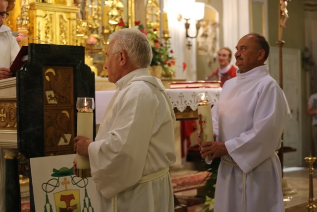 Bp Tadeusz Kusy z ministrantami-seniorami