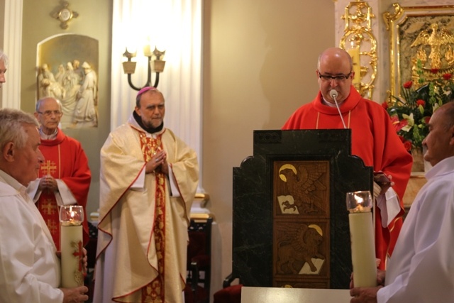 Bp Tadeusz Kusy z ministrantami-seniorami