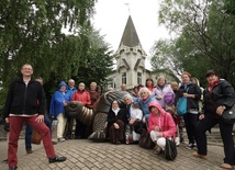 Przez dwa dni pielgrzymi odpoczywali w łotewskim kurorcie Jurmała. Pierwszy z lewej ks. Sławomir Adamczyk