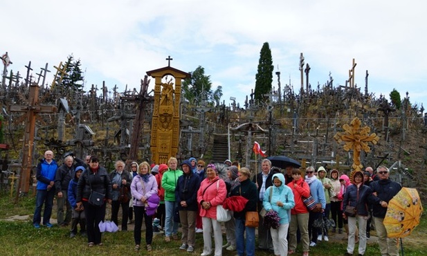 Pielgrzymi na Górze Krzyży na Litwie