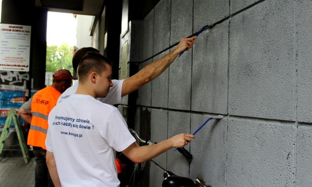 Pseudograffiti znika z Krakowa