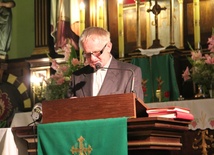 Janusz Kuśmirek, przewodniczący Bractwa Szkaplerznego, czyta tekst rozważania o Matce Bożej