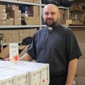 - Osoby, które zgłaszają się po odbiór żywności przy ul. Kościelnej w Radomiu, mogą również otrzymać odzież - mówi ks. Damian Drabikowski