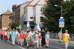 Pielgrzymi na granicznym moście nad Olzą