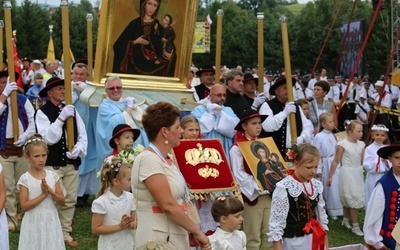 Procesja z obrazem dotarła przed ołtarz polowy