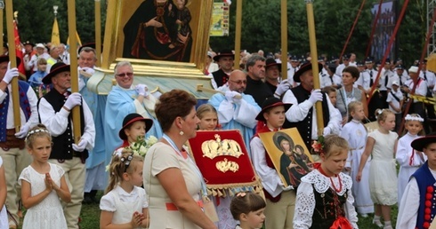Procesja z obrazem dotarła przed ołtarz polowy