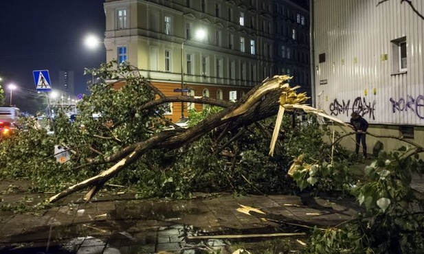 Premier zapowiada pomoc dla ofiar nawałnic