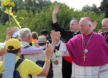 Bp Andrzej F. Dziuba żegna pielgrzymów na rogatkach Łowicza