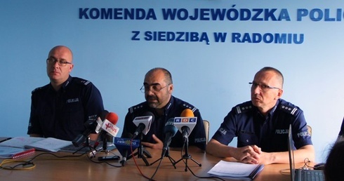 Na konferencji prasowej w KWP w Radomiu, inspektor Rafał Korczak (w środku), Mazowiecki Komendant Wojewódzki Policji wraz z zastępcami inspektorem Markiem Świszczem i młodszym inspektorem Kamilem Borkowskim (z lewej)