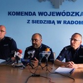 Na konferencji prasowej w KWP w Radomiu, inspektor Rafał Korczak (w środku), Mazowiecki Komendant Wojewódzki Policji wraz z zastępcami inspektorem Markiem Świszczem i młodszym inspektorem Kamilem Borkowskim (z lewej)