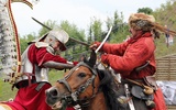 Pokaz walki szablami na koniach w wykonaniu Polskiej Rewii Konnej