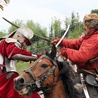 Pokaz walki szablami na koniach w wykonaniu Polskiej Rewii Konnej