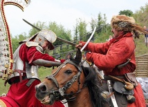 Pokaz walki szablami na koniach w wykonaniu Polskiej Rewii Konnej