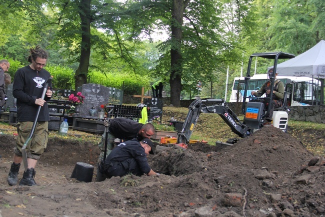 Prace ekshumacyjne na cmentarzu garnizonowym 