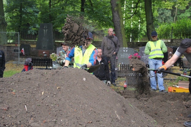 Prace ekshumacyjne na cmentarzu garnizonowym 
