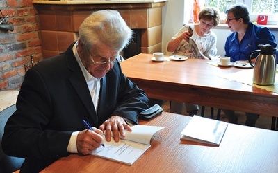 Na spotkaniu autorskim ks. Franciszek Lerch opatrywał książki dedykacją