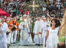 18.07.2015. Warszawa. O nawrócenie, uzdrowienie ciała, w intencji chorych i uzależnionych oraz o odnowę życia społecznego i politycznego w Polsce i w świecie na Stadionie Narodowym modliło się 45 tys. ludzi. 