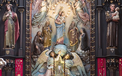 Łaskami słynąca figura Matki Bożej w głównym ołtarzu