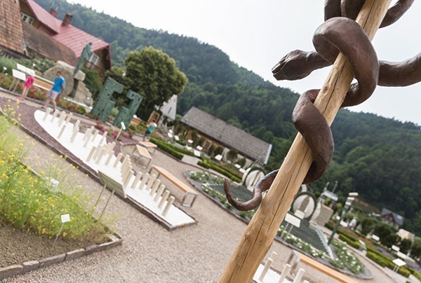 Ogrody ozdabiają rzeźby nawiązujące do Pisma Świętego