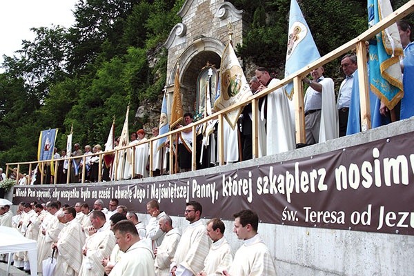  Na Mszy św. obecne były poczty sztandarowe bractw z całej Polski