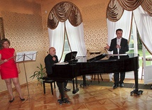  Artystów w Orońsku przedstawia Robert Grudzień (z prawej) 