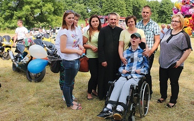  Dominik Grzegorzewski z rodzicami, ks. Sławomirem Matygą, rodziną i przyjaciółmi