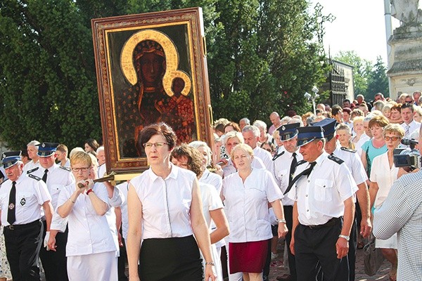  Ludzie różnych stanów, zawodów i pokoleń witają Maryję, niosąc Jej obraz na swoich barkach