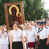  Ludzie różnych stanów, zawodów i pokoleń witają Maryję, niosąc Jej obraz na swoich barkach