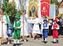 Powyżej: Uroczystą Mszę św. poprzedziła kolorowa procesja pielgrzymów z feretronami i sztandarami