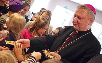 Biskup Szlachetka odwiedził dzieci spędzające wakacje w ośrodku Caritas w Warzenku
