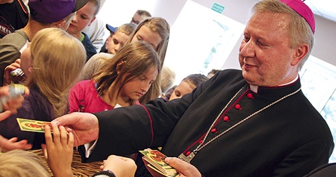  Biskup Szlachetka odwiedził dzieci spędzające wakacje w ośrodku Caritas w Warzenku