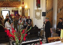Niezwykłych przeżyć zgromadzonym w sanktuarium MB Bolesnej na górze Wszystkich Świętych dostarczył koncert „Grupy 44”