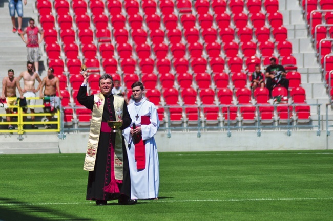 Stadion poświęcił ks. Józef Szklorz